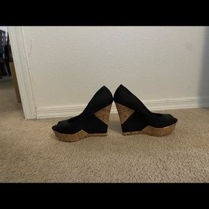 ❤️ 5” Black and tan Wedges